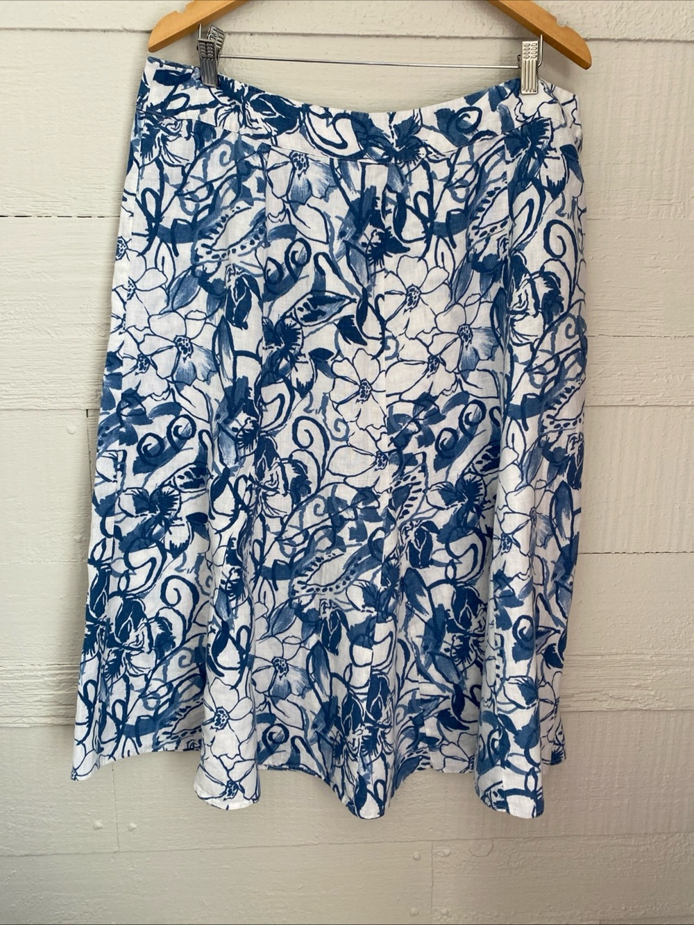 JM COLLECTION LINEN FLORAL  8 PANEL SKIRT W/SIDE ZIPPER size: 16 BLUE & WHITE